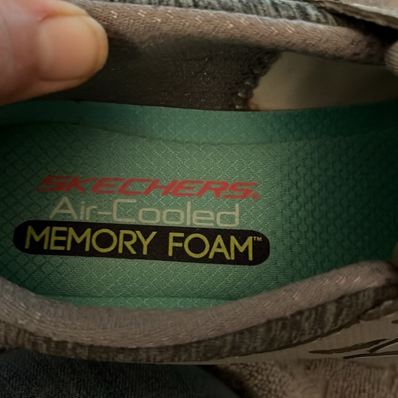 Sketchers air cooled memory foam sz 8.5 never worn - Picture 4 of 5